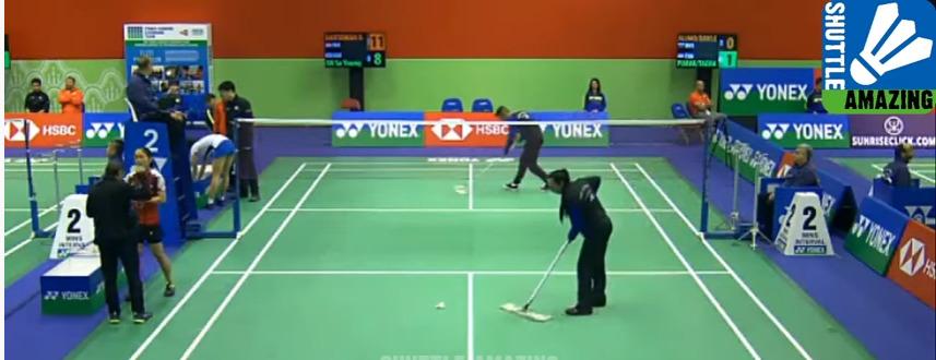 Lapangan di kompetisi Hong Kong Open 2019 dipel Copyright: Twitter