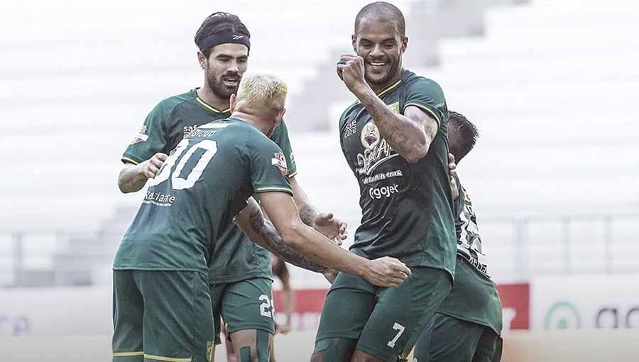 Selebrasi pemain Persebaya Surabaya Diogo Campos dan David da Silva usai merayakan golnya laga Shoppe Liga 1 di Stadion Batakan, Balikpapan, Kamis (14/11/19). Copyright: Instagram@officialpersebaya