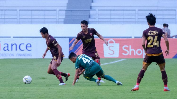 Gelandang klub Liga 1 PSM Makassar, Rizky Pellu mengelabui Irfan Jaya.