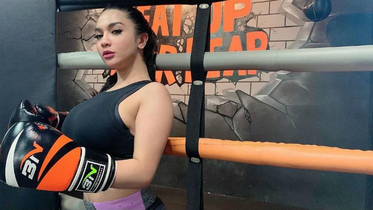 Model sekaligus ring girl ajang pertarungan One Pride MMA, Siva Aprilia, selalu menjadi pusat perhatian dan bisa membuat orang-orang tertuju kepada dirinya. Copyright: Instagram/Siva Aprilia