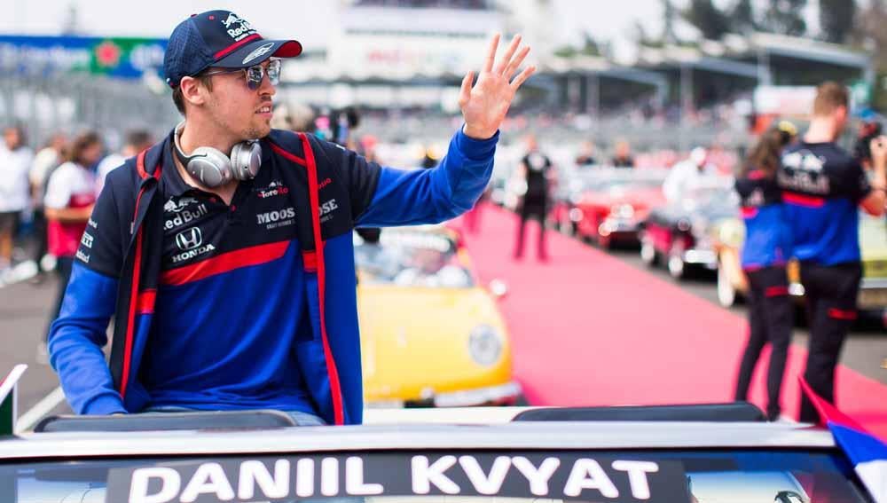 Tim Scuderia Toro Rosso akhirnya memutuskan untuk memperpanjang kontrak Daniil Kvyat dan Pierre Gasly untuk balapan Formula 1 musim 2020. - INDOSPORT