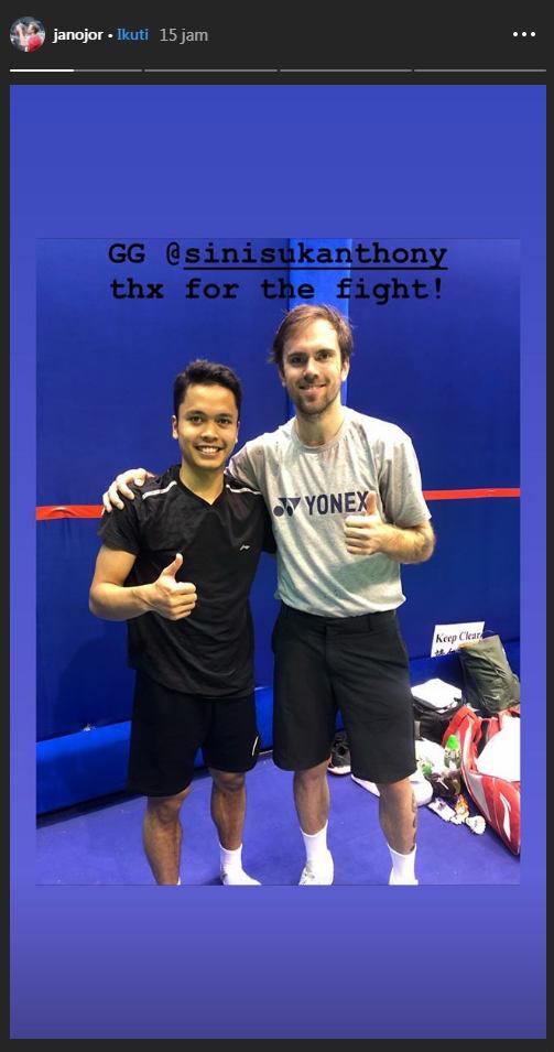 Anthony Sinisuka Ginting dan Jan O Jorgensen berfoto bersama usai Hong Kong Open 2019. Copyright: Instagram/Jan O Jorgensen