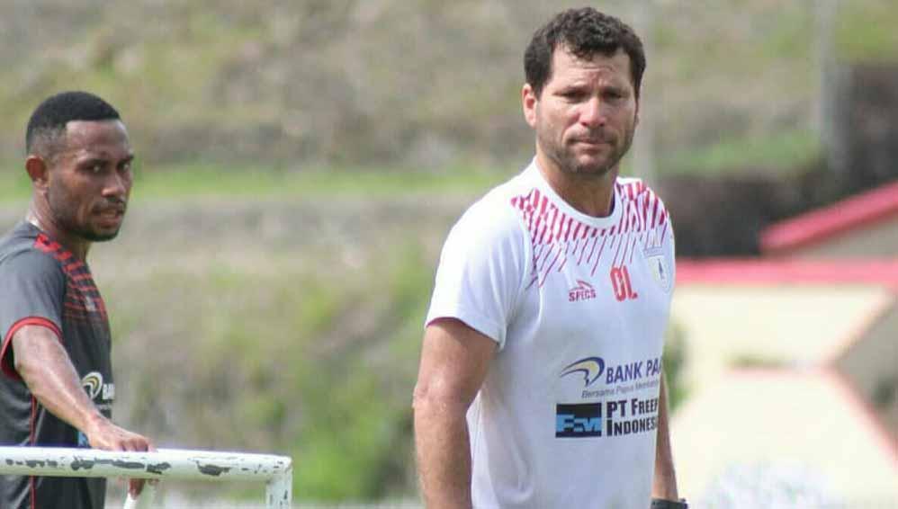 Selain pernah melatih klub Sriwijaya FC, Oswaldo Lessa pernah merasakan dua kali dipecat oleh klub asal Papua, Persipura Jayapura.
