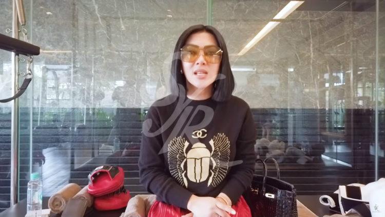 Gaya Syahrini menemai Reino Barack latihan tinju. Copyright: Youtube/Syahrini