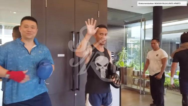 Sosok pelatih tinju Reino Barack. Copyright: Youtube/Syahrini