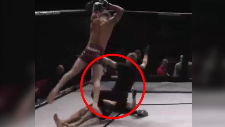 Petarung Mixed Martial Arts (MMA), Austin Batra melakukan aksi menjijikan usai masih mencoba menghajar lawannya, Perry Hayer yang telah terkapar. - INDOSPORT