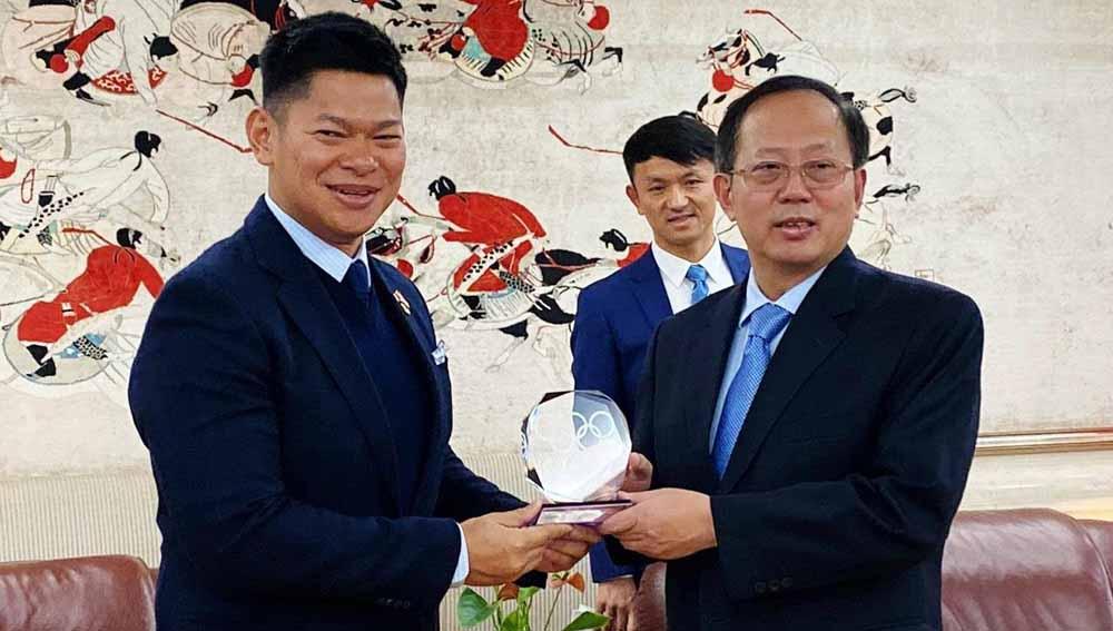 Untuk melancarkan niat Indonesia menjadi tuan rumah Olimpiade 2032, Raja Sapta Oktohari berkunjung ke China untuk meminta dukungan langsung kepada pemerintah China.