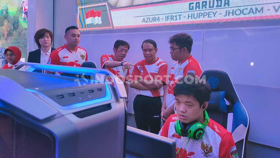 Menteri Pemuda dan Olahraga (Menpora) Zainudin Amali berkunjung ke Pelatnas eSports untuk SEA Games 2019 di Liga Game Arena, Daan Mogot, Jumat (15/11/19). - INDOSPORT