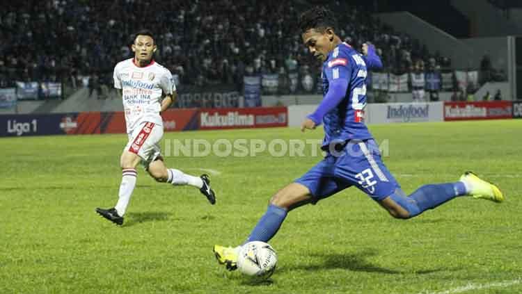 Hari Nur (kanan) mencoba melepaskan tendangan ke arah gawang Bali United, Jumat (15/11/19).