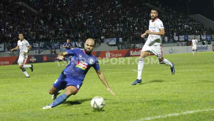 Striker PSIS Semarang, Claudir Marini Jr. mencoba mengamankan bola dalam pertandingan Liga 1 2019, Jumat (15/11/19).