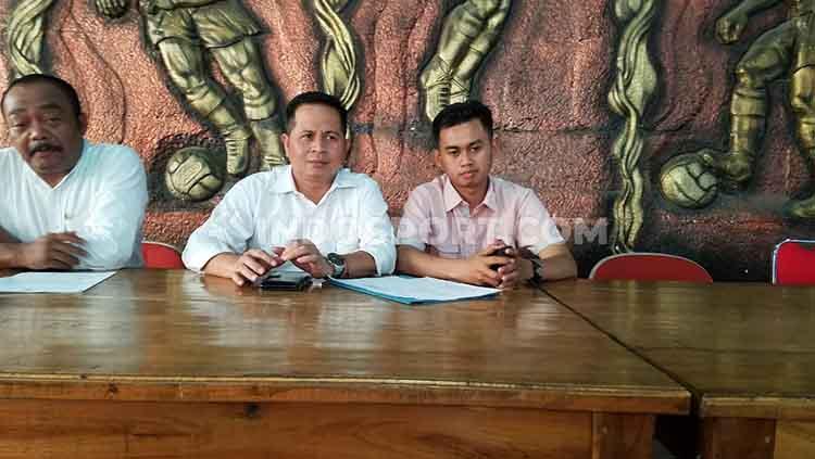 Pelatih futsal tim PON DIY, Dalmaji (kanan) saat memberikan keterangan dalam jumpa pers di Wisma PSIM, Yogyakarta. - INDOSPORT