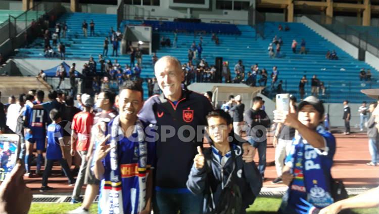 Direktur Teknik PSIS Semarang, Dragan Djukanovic, memenuhi permintaan selfie dari suporter usai laga Liga 1 2019.