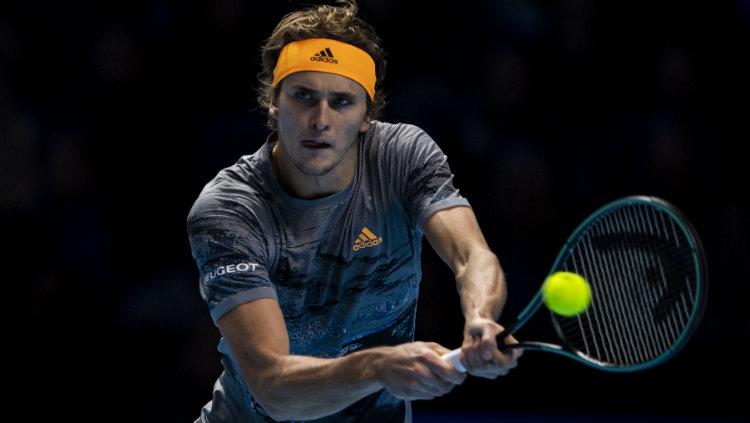 Alexander Zverev pastikan tiket semifinal Nitto ATP Finals 2019 usai menumbangkan Daniil Medvedev.