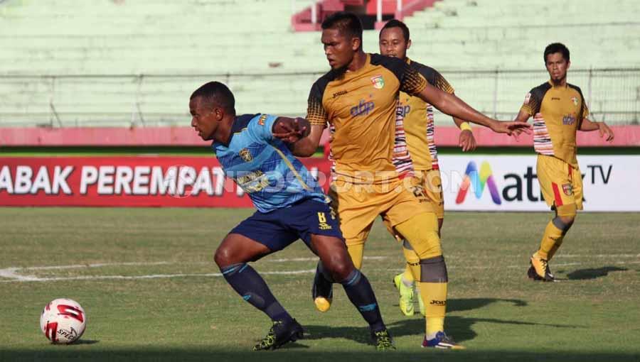 Pertandingan babak 8 besar liga 2 2019, babak pertama Mitra Kukar vs Persewar di Stadion Gelora Delta, Sidoarjo, Sabtu (16/11/19).