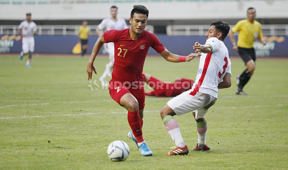 Duel pemain Timnas Indonesia U-23, Muhammad Rafli dengan pemain Iran U-23 di Stadion Pakansari, Cibinong, Bogor, Sabtu (16/11/19).