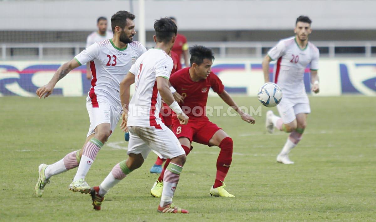Pemain Timnas Indonesia U-23, Witan Sulaiman berusaha melewati dua pemain Iran U-23 di Stadion Pakansari Cibinong, Bogor, Sabtu (16/11/19).