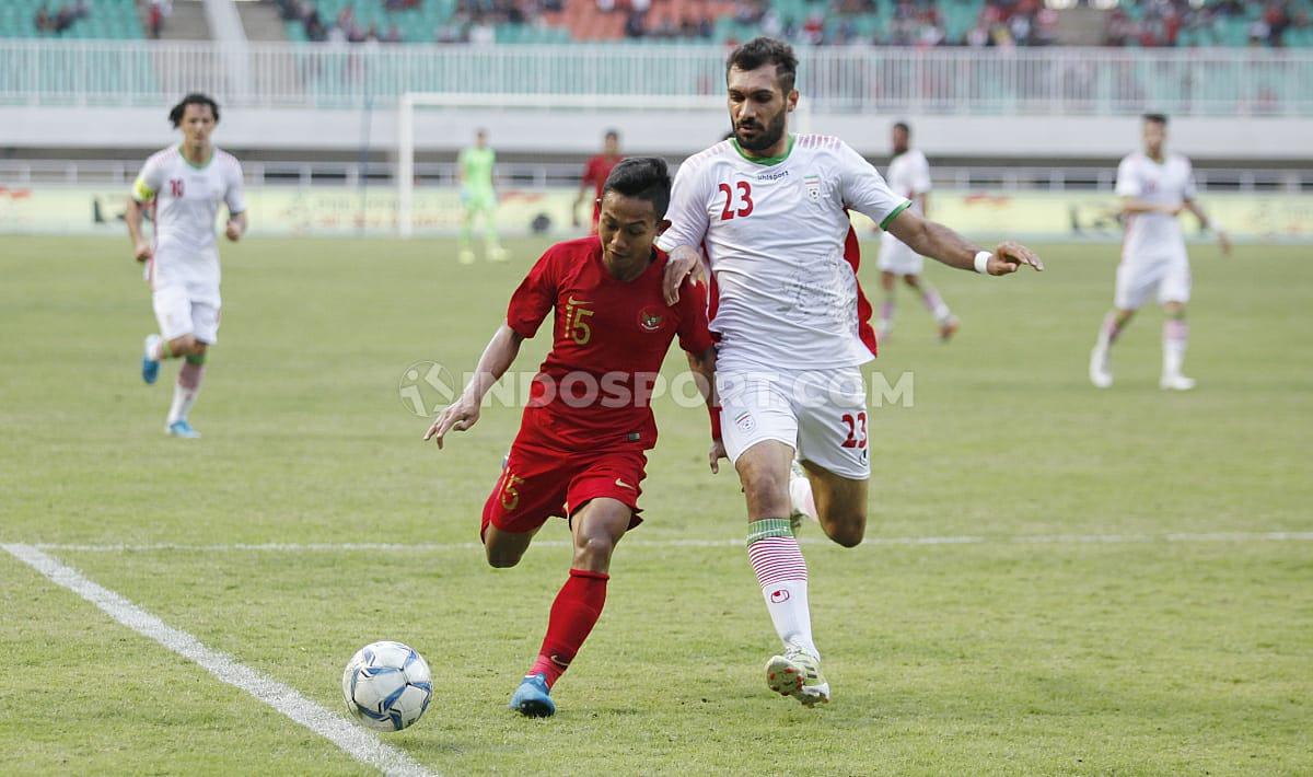Duel pemain Timnas Indonesia U-23 dengan pemain Iran U-23 di Stadion Pakansari, Cibinong, Bogor, Sabtu (16/11/19).