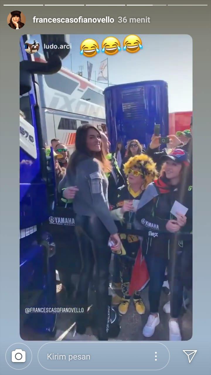 Kekasih Valentino Rossi, Francesca Sofia Novello, jadi perhatian publik di MotoGP Valencia. Copyright: Instagram @francescasofianovello