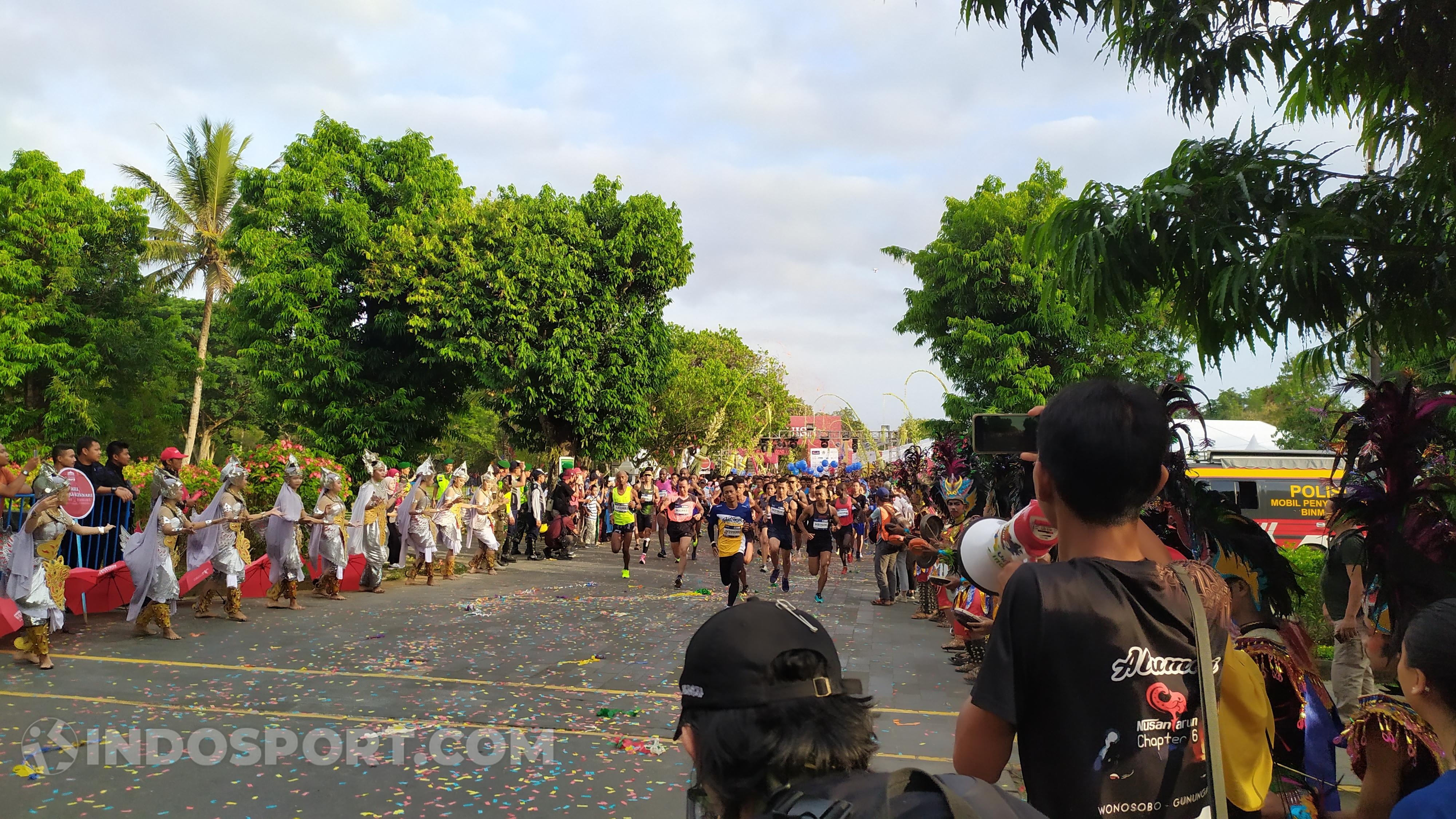 Kesenian Tari Kinara Kinari menyambut peserta yang dilepas dari garis start Borobudur Marathon 2019, Minggu (17/11/19) - INDOSPORT