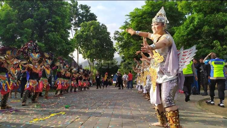 Kesenian Tari Kinara Kinari yang menyambut peserta lari di Borobudur Marthon 2019, MInggu (17/11/19) Copyright: INDOSPORT/Arif Budi Setyanto