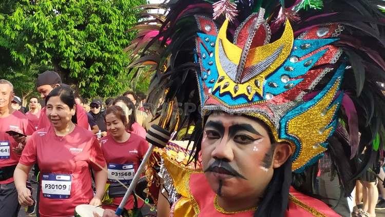 Kesenian Tari Kinara Kinari yang menyambut peserta lari di Borobudur Marathon 2019, Minggu (17/11/19).