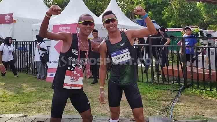 Agus Prayogo (kiri), pelari nasional yang finis pertama di kategori Half Marathon pada Borobudur Marathon 2019, Minggu (171119) - INDOSPORT