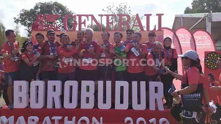 Gubernur Jawa Tengah, Ganjar Pranowo (tengah), turut mengomentari trek lari di Borobudur Marathon 2019.