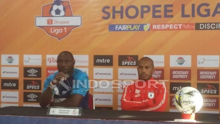 Pelatih Persipura jayapura, Jacksen F Tiago, bersama Ian Louis Kabes saat konferensi pers jelang laga vs PSM Makassar di Shopee Liga 1 2019. - INDOSPORT