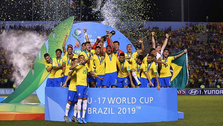 Henri dari Brasil mengangkat Piala Dunia saat Final FIFA U-17 World Cup Brasil 2019 antara Meksiko vs Brasil di Estadio Bezerrão pada (17/11/19) di Brasilia, Brasil. - INDOSPORT