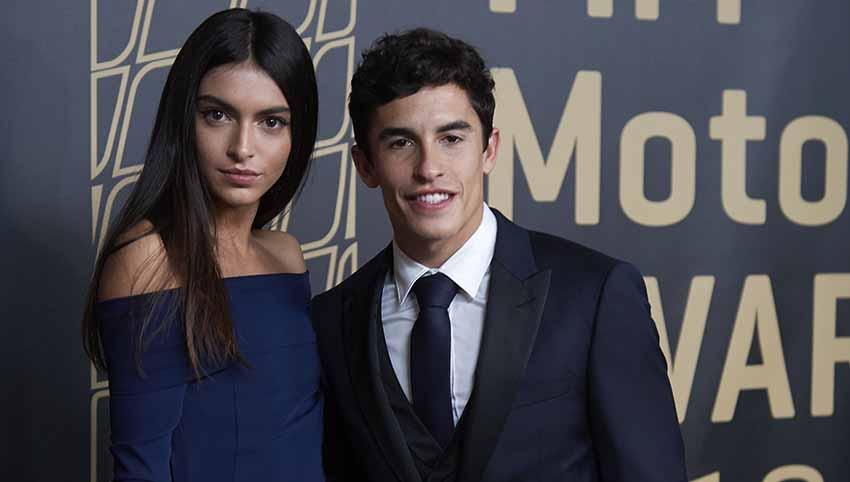Pembalap MotoGP, Marc Marquez dan kekasihnya Lucia Rivera Romero saat acara penghargaan FIM. Copyright: Jose Breton/Pics Action/NurPhoto via Getty Images
