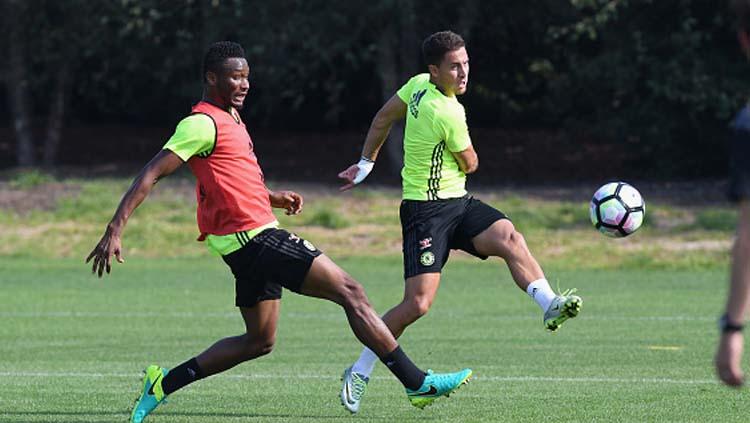 Obi Mikel (kiri) dan Eden Hazard saat keduanya masih latihan di klub Liga Inggris, Chelsea pada tahun 2016 lalu Copyright: Darren Walsh/GettyImages