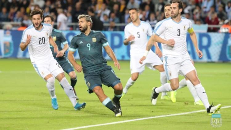 Sergio Aguero saat dijaga oleh bek Inter Milan, Diego Godin dalam pertandingan persahabatan Argentina vs Uruguay, Selasa (19/11/19) dini hari WIB. Copyright: afa.com.ar