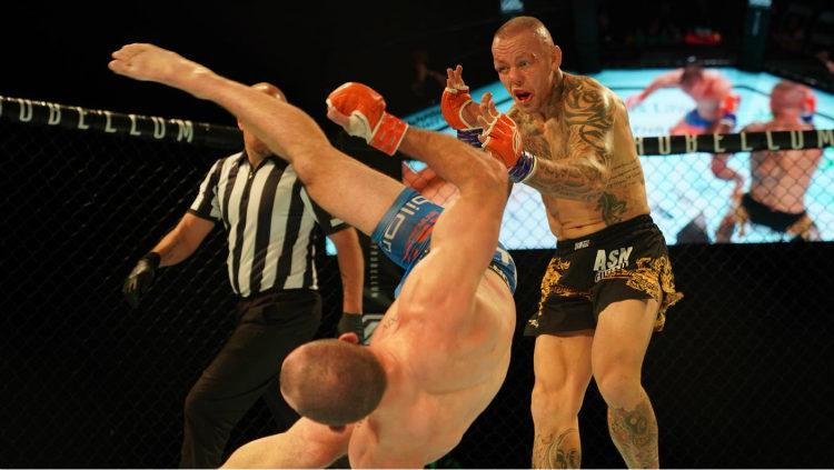 Petarung MMA Davy Gallon bikin KO Ross Pearson dengan tendangan geledek berputar. - INDOSPORT