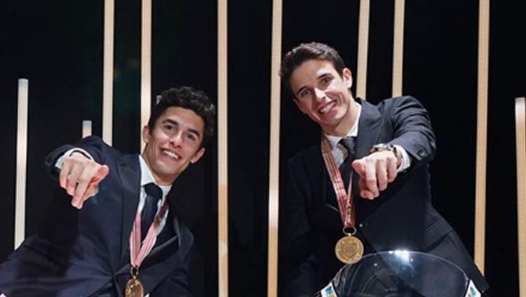 Pembalap MotoGP, Marc Marquez (kiri) bersama adiknya, Alex Marquez yang akan berkolaborasi di tim Repsol Honda pada MotoGP 2020 - INDOSPORT