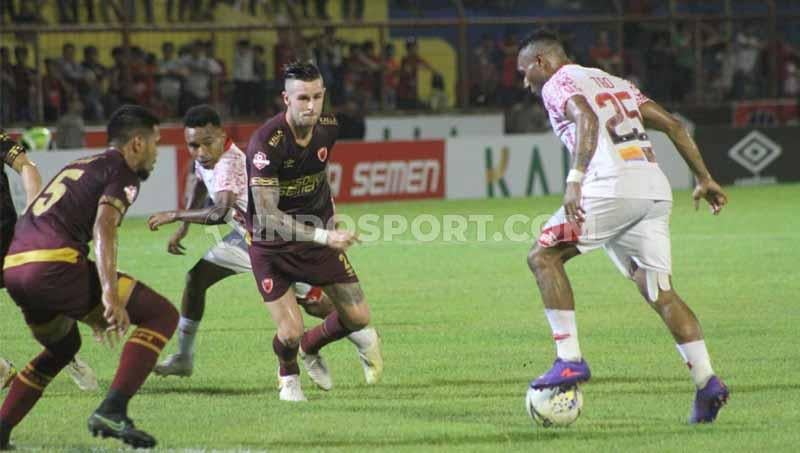 Pemain klub Liga 1 PSM Makassar, Aaron Evans dan Hasim Kipuw menjaga ketat penyerang Persipura Jayapura, Titus Bonai. Copyright: Adriyan Adirizky/INDOSPORT