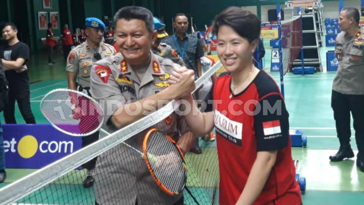 Kapolda Jateng Irjen Rycko Amelza Bersalaman dengan Liliyana Natsir usai Melakukan Pertandingan Bulutangkis. Alvin Syaptia Pratama/INDOSPORT - INDOSPORT