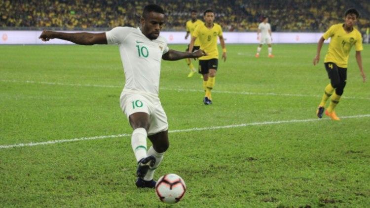 Greg Nwokolo menggiring bola di pertandingan Grup G Kualifikasi Piala Dunia 2022 antara Malaysia vs Timnas Indonesia, Selasa (19/11/19) malam WIB disorot oleh media asing.