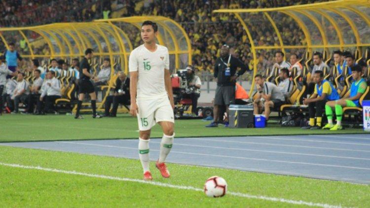 Ricky Fajrin saat menguasai bola di pertandingan Grup G Kualifikasi Piala Dunia 2022 antara Malaysia vs Timnas Indonesia, Selasa (19/11/19) malam WIB disorot oleh media asing. Copyright: Media PSSI