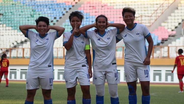Pemain klub Liga 1 putri, PSIS Semarang Berselebrasi usai Mencetak Gol ke Gawang Tira Persikabo