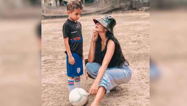 Mari melihat kembali 5 potret istri Ilija Spasojevic, yakni Lelhy Arief Spaso (Nuzliah Ramdhani Arief) yang kerap ajak anak saat berolahraga.