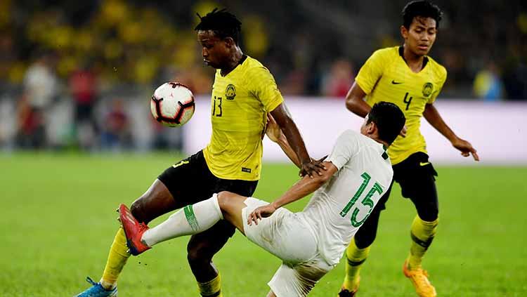 Mohamadou Sumareh berusaha keras menerjang salah satu pemain timnas Indonesia pada laga kualifikasi Piala Dunia di Stadium National Bukit Jalil
