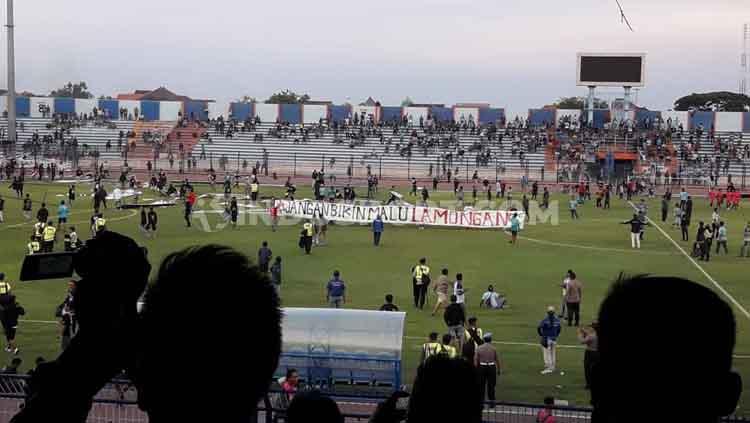Detik-detik kerusuhan dalam laga lanjutan Shopee Liga 1 Indonesia antara Persela Lamongan vs Perseru Badak Lampung pada Rabu (20/11/19) sore WIB, ada aksi pembakaran.