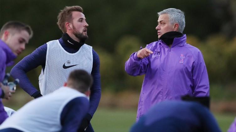 Jose Mourinho dan Harry Kane dalam latihan perdananya bersama Tottenham Hotspur, Rabu (20/11/19). Copyright: https://twitter.com/SpursOfficial