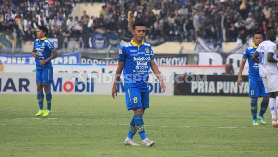Gelandang Persib, Abdul Aziz saat menghadapi Arema FC, Selasa (12/11/2019). Copyright: Arif Rahman/INDOSPORT