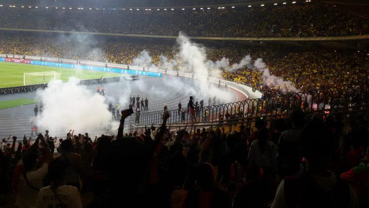 Suporter Timnas Indonesia saat dilempari smoke bomb oleh oknum fans Malaysia di laga kelima Kualifikasi Piala Dunia 2022.