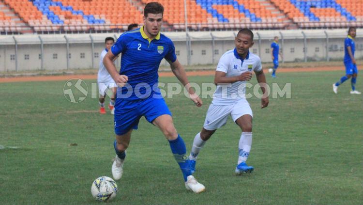 Pemain klub Liga 1 Persib Bandung, Nick Kuipers menghindari kejaran Gian Zola saat game internal di Stadion Si Jalak Harupat, Kabupaten Bandung beberapa waktu lalu. Copyright: Arif Rahman/INDOSPORT