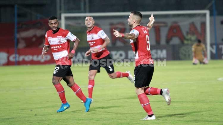 Aleksandar Rakic (kanan) berselebrasi usai mencetak gol ke gawang Bhayangkara FC. Copyright: Ian Setiawan/INDOSPORT