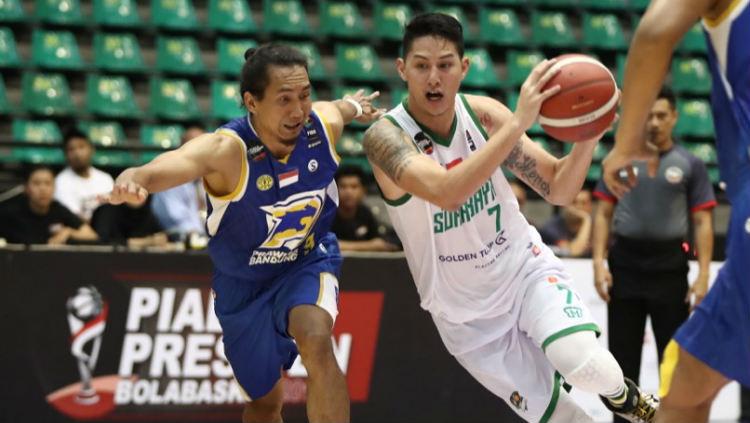 Daniel Wenas (kanan) beraksi kala membela Louvre Surabaya di Piala Presiden Basket 2019.
