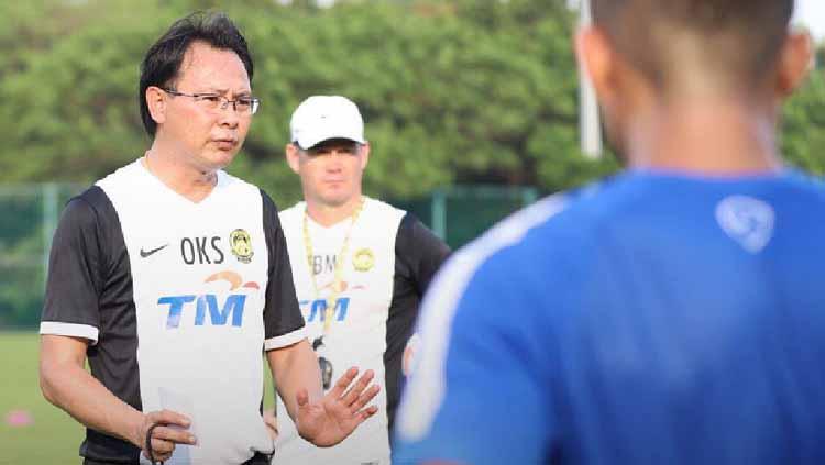 Pelatih Timnas Malaysia U-23, Ong Kim Swee (kiri), menyoroti kelalaian para pemainnya usai timnya disingkirkan Kamboja di fase grup SEA Games 2019, Rabu (4/12/19).