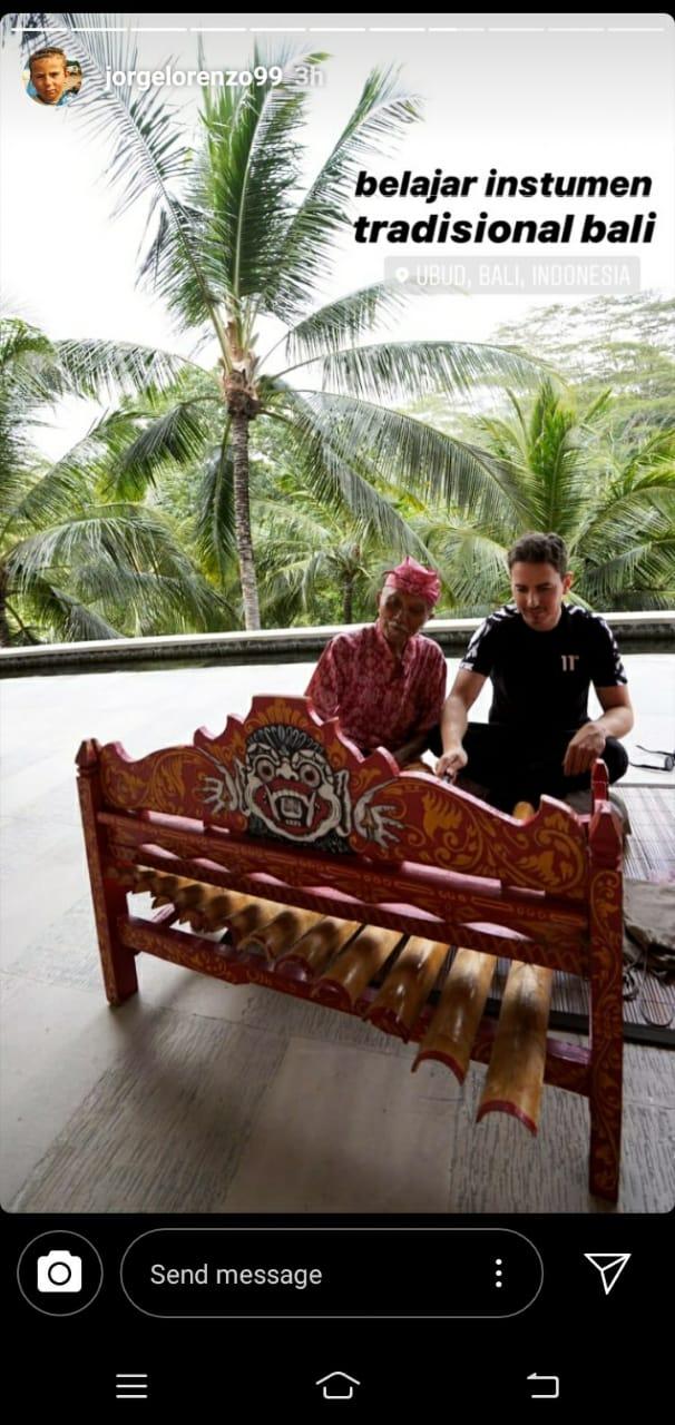 Pembalap MotoGP, Jorge Lorenzo, belajar memainkan alat musik tradisional Bali. Copyright: Instagram